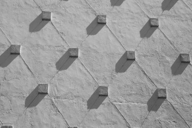 Beton duvar, rahatlama geometrik desenli. Betonun soyut geometrik arka planı. Konsept fotoğraf.