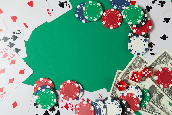 テキストの場所と緑の背景に古典的なトランプ チップ 赤いサイコロとドル ギャンブルとカジノのコンセプト 平面設計 — ストック写真