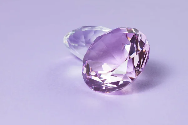 Lila Edelsteine für Schmuckstücke im Design. Diamanten Kristall auf türkisfarbenem Hintergrund. — Stockfoto