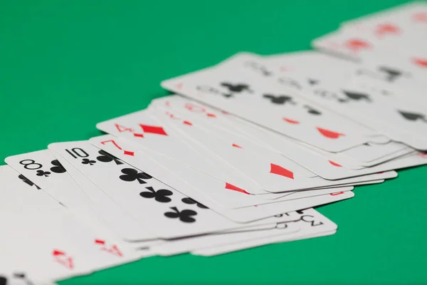 Klassische Spielkarten auf grünem Hintergrund. Glücksspiel und Casino-Konzept. — Stockfoto
