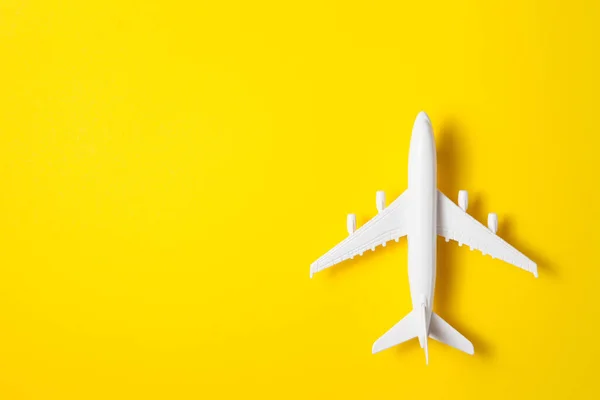 黄色の背景に飛行機と旅行の概念のフラットレイアウトデザイン. — ストック写真