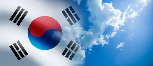 Dél-Korea lengő zászló a kék felhős ég háttér — Stock Fotó