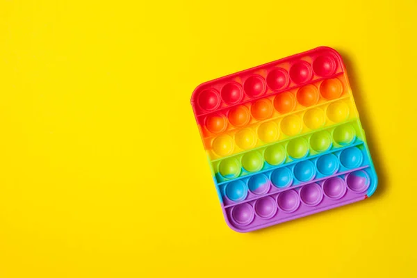 Rainbow Silicone Antistress Sensorial Pop Brinquedo Fundo Amarelo Vista Superior — Fotografia de Stock