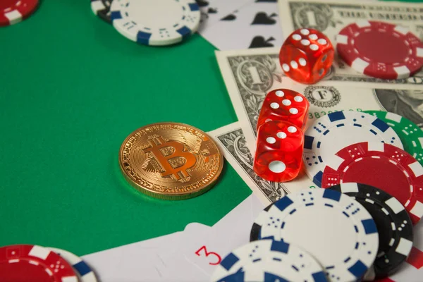 緑の背景に古典的なトランプ チップ 赤いサイコロ ビットコインとドル ギャンブルとカジノのコンセプト — ストック写真