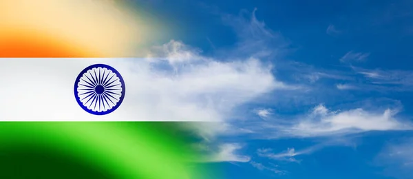 Mavi Bulutlu Arka Planda Kızılderili Bayrağı Sallanıyor Hindistan Bağımsızlık Günü — Stok fotoğraf