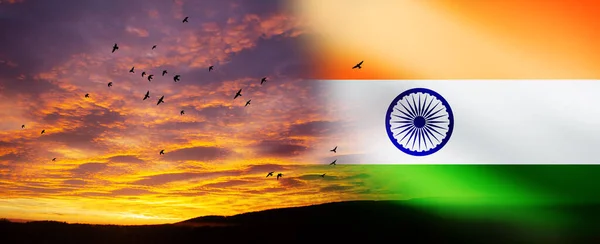 Волнистый Индийский Флаг Ярком Небе Фоне Заката Восхода Солнца День — стоковое фото
