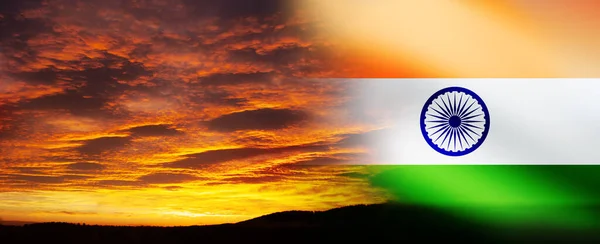 日落或日出背景时明亮天空上波涛汹涌的印度国旗 印度独立日 8月15日 — 图库照片