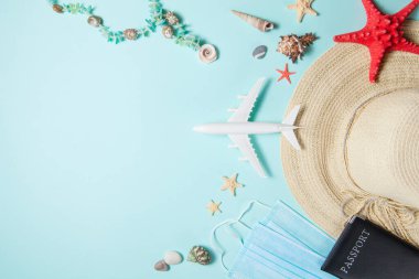 İyimser koronavirüs tatil konsepti. 2021 yazında tatil ve seyahat geçmişi güneş şapkası, sağlık maskesi, pasaport, uçak ve seyahat sembolleriyle düzleşmişti. Bahar ya da yaz mevsiminde beklemek.