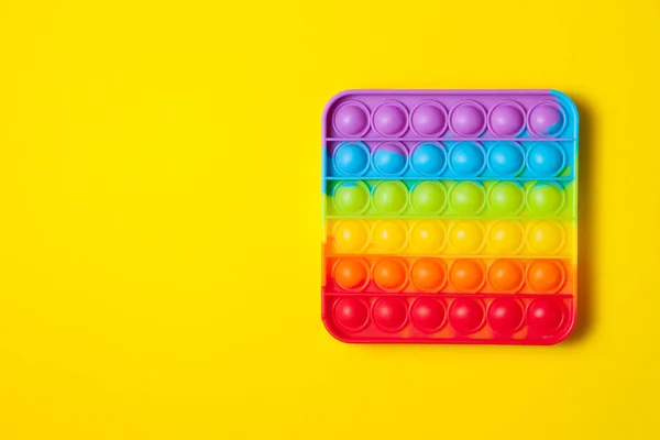 Rainbow Silicone Sensoriale Antistress Pop Esso Giocattolo Sfondo Giallo Vista — Foto Stock
