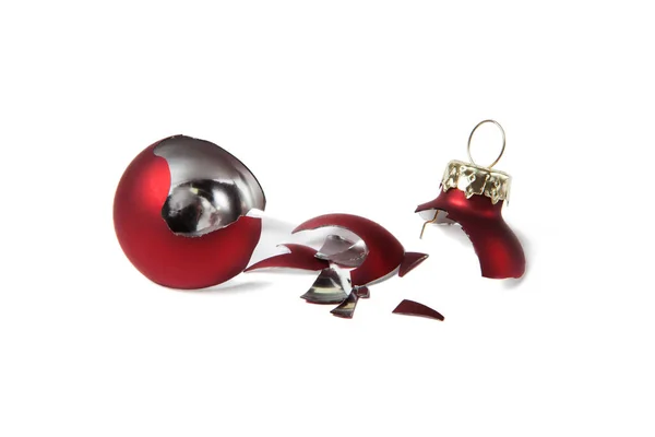 白い背景に孤立した壊れた赤いクリスマスボール ガラスボールまたはプラスチックボールの概念の間で選択 — ストック写真