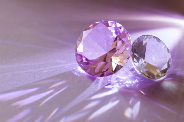 设计珠宝用的紫色宝石 紫色背景的大钻石水晶 — 图库照片
