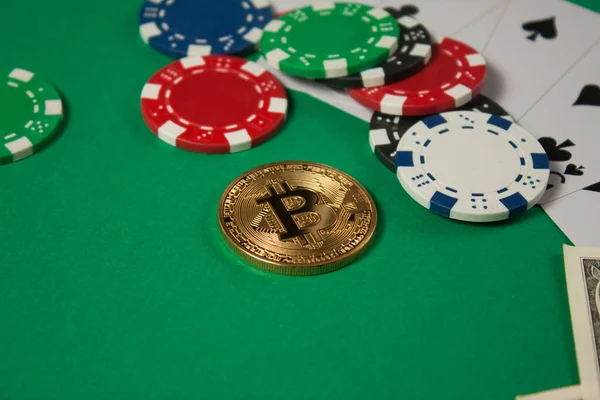 緑の背景に古典的なトランプ チップ ビットコイン ギャンブルとカジノのコンセプト — ストック写真