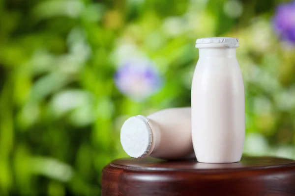 Yogur Líquido Natural Con Probióticos Pequeñas Botellas Plástico Sobre Mesa — Foto de Stock