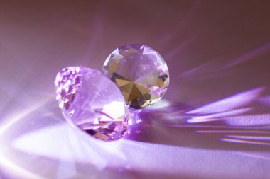 Mücevher tasarımı için mor değerli taşlar. Turkuaz arkaplanda kristal elmaslar.