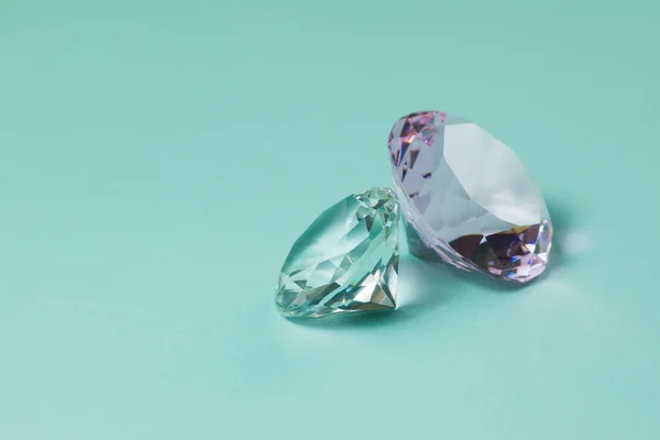 设计宝石珠宝的珍贵宝石。蓝绿色背景上的钻石水晶. — 图库照片