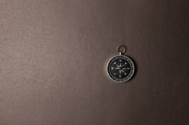 Siyah arka planda pusula. Kavram işaretleri. Seyahat, turizm, bilim, kaybol, iş ve tasarım ve dekorasyon aracı. Düz dizayn.