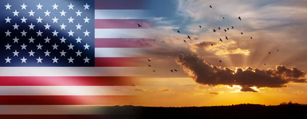 Vereinigte Staaten Von Amerika Flagge Hellen Himmel Bei Sonnenuntergang Oder — Stockfoto