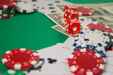 Klasik oyun kartları, çipler, kırmızı zarlar ve yeşil arka planda mesajlaşma yeri olan dolar. Kumar ve kumarhane konsepti.