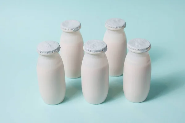 Lahvičky Probiotiky Prebiotiky Mléčné Nápoje Světle Modrém Pozadí Biojogurt Užitečnými — Stock fotografie
