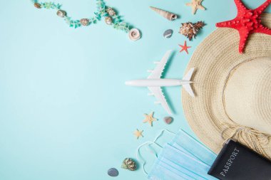 Yaz 2021 tatil ve seyahat geçmişi güneş şapkası, sağlık maskesi, pasaport, uçak ve seyahat sembolleri düzdü..
