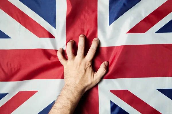 Pon la bandera del Reino Unido. Fuerza, potencia, concepto de protesta. —  Fotos de Stock