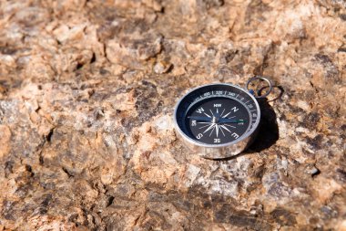 taş zemin üzerine pusula