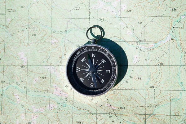 Kompass über Kartenhintergrund — Stockfoto