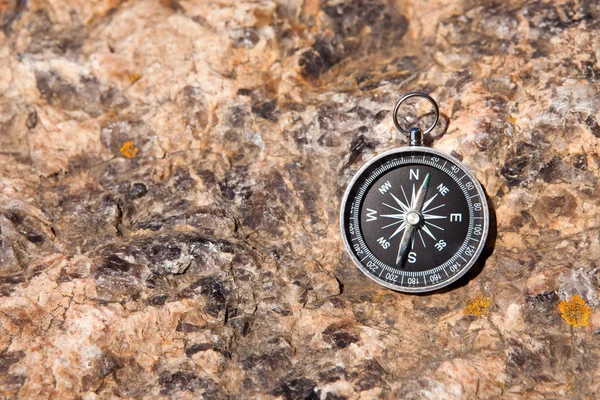 Kompass på en sten bakgrund — Stockfoto