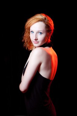 Kızıl saçlı kadın portresi