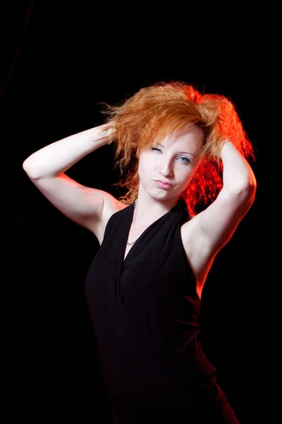 Redhead vrouw knipogend — Stockfoto