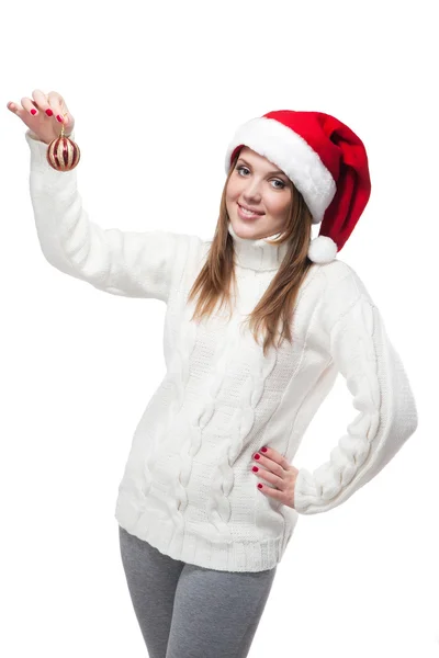 Hermosa mujer con un sombrero de santa sonriendo con la bola de Navidad —  Fotos de Stock