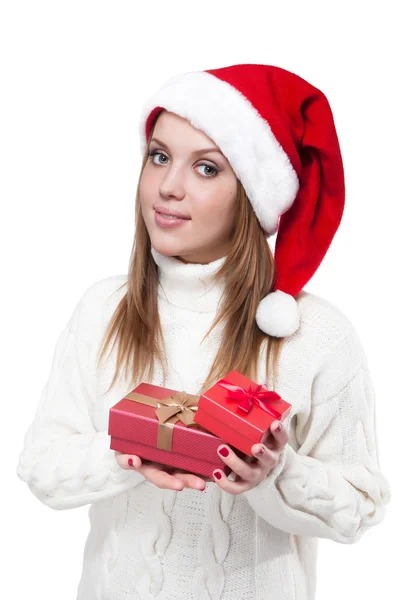 Mulher bonita usando um chapéu de Papai Noel sorrindo com presentes — Fotografia de Stock