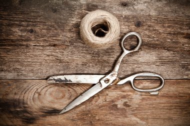 Ahşap masa üzerinde eski makas ve skein jüt