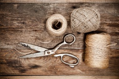 Ahşap masa üzerinde eski makas ve skein jüt