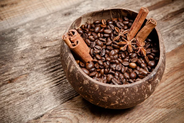 Coffee cup with coffee beans on wooden table — Stock Photo, Image