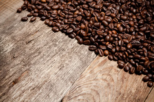 Grãos de café na mesa de madeira — Fotografia de Stock