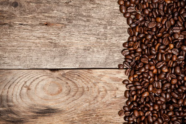 Grãos de café na mesa de madeira — Fotografia de Stock