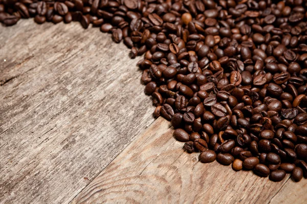 Grains de café sur table en bois — Photo