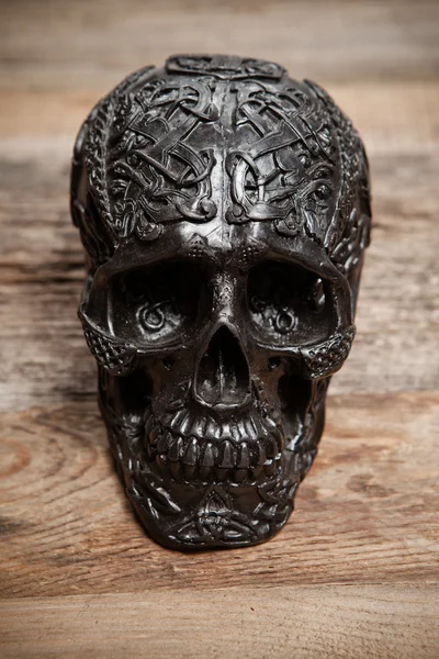Чорний череп на дерев'яному столі — стокове фото