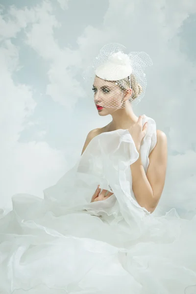 新娘在天空背景。复古风格. — 图库照片