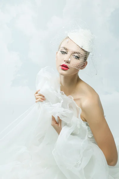 Sposa sullo sfondo del cielo. Stile vintage . — Foto Stock