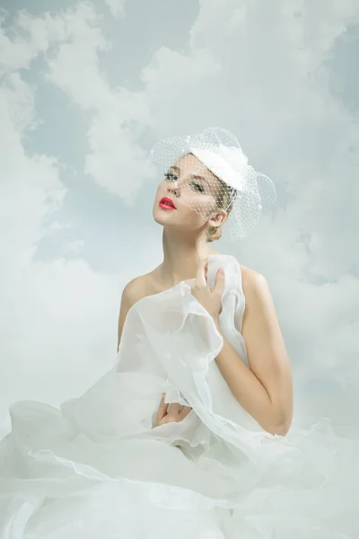 Sposa sullo sfondo del cielo. Stile vintage . — Foto Stock