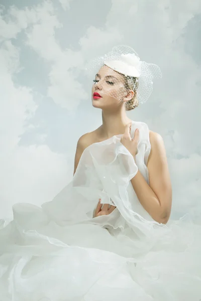 空の背景の上の花嫁。ビンテージ スタイル. — ストック写真