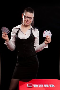 kumar oynayan genç bir kadın