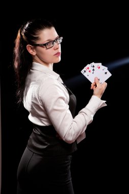 kumar oynayan genç bir kadın