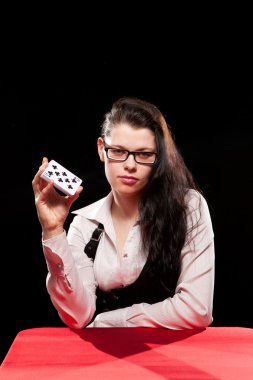 kumar oynayan genç bir kadın