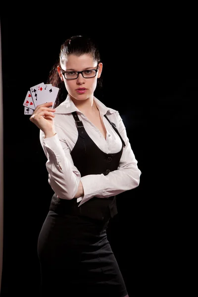 Ung kvinna som spelar i den spelande — Stockfoto