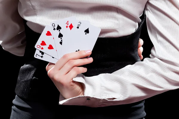 Mão de mulher segurando cartas — Fotografia de Stock