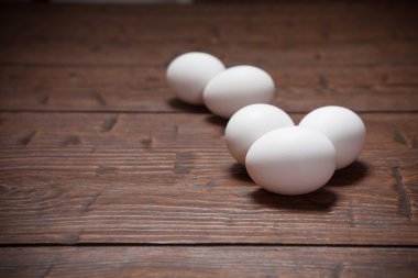 Ahşap rustik masa üzerinde yumurta