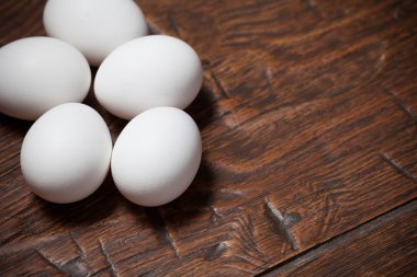 Ahşap rustik masa üzerinde yumurta